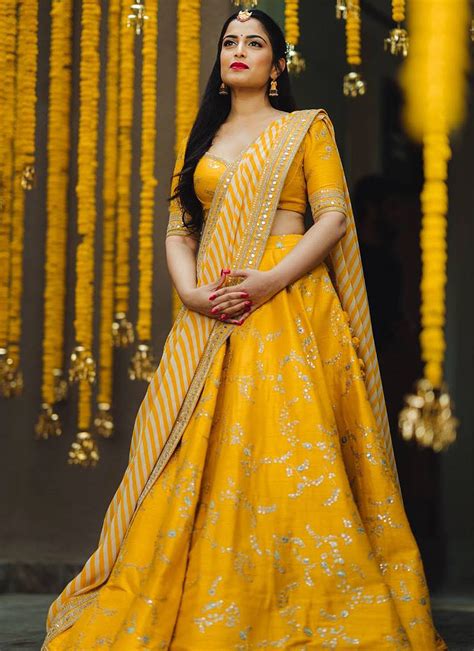 Falakenoor boutique provides the latest and original indian and pakistani designer dresses and clothes worldwide including anarkalis, designer brands, lehenga cholis etc. Yellow and Gold Embroidered Lehenga - Falakenoor Boutique