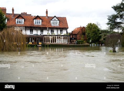 River Thames In Flood At Sonning Berkshire Stock Photo Alamy