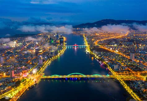 Một ngày sau, thành phố yêu cầu dừng các hoạt động lễ hội, tôn giáo, vũ trường, quán bar, quán ăn, cà phê; Đà Nẵng trong sương mây - VnExpress Du lịch