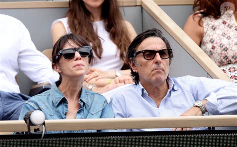 Photo Yvan Attal Et Sa Compagne Charlotte Gainsbourg C L Brit S En Tribunes Des