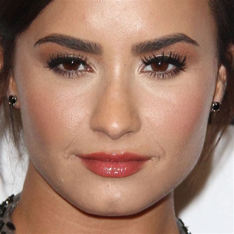 Demi Lovato Makeup Bronze Eyeshadow And Pale Pink Lipstick Steal Her Style