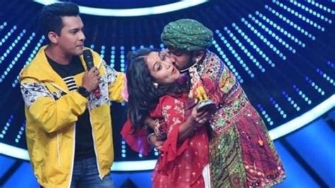 What The Hell Indian Idol Contestant Forcibly Kisses Neha Kakkar Video Lens