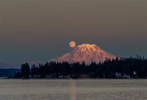 Moonrise Over Mt Rainier Smithsonian Photo Contest Smithsonian Magazine