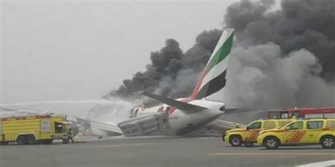 Comment Freine Un Avion à L Atterrissage - Dubaï : Avec 275 passagers à bord, un avion d’Emirates prend feu à