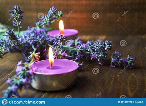 regolazione di massaggio della stazione termale con i fiori della lavanda candele profumate