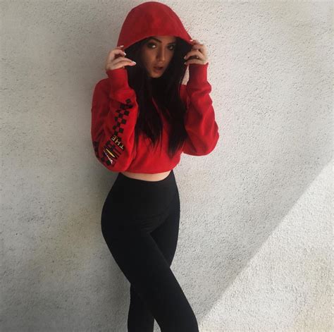 Vsco Outfits Tumblr Outfits Fashion Model Poses Fashion Models Red Hoodie Outfit Comfy