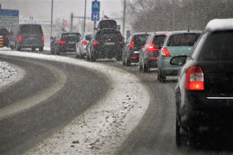 16 doszło do wypadku na dtś w katowicach. Groźny wypadek na DTŚ w Katowicach. Wszystko przez śnieg i ...