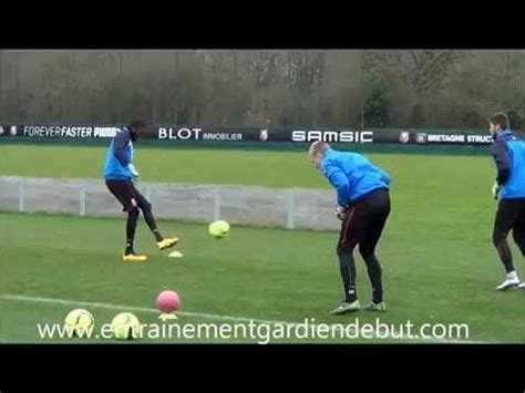 exercice gardien de but echauffement prise de balle + jeu au pied