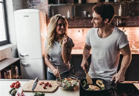 Couples Sur La Cuisine Photo Stock Image Du Cuisinier 96260500