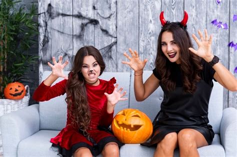 Madre E Hija Con Maquillaje De Halloween Foto Gratis