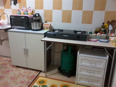 Desain dapur kecil sederhana seperti di atas bakal kelihatan menarik kalau kamu pintar memilih perpaduan warnanya. Hiasan Dapur Kecil Tanpa Kabinet | Desainrumahid.com
