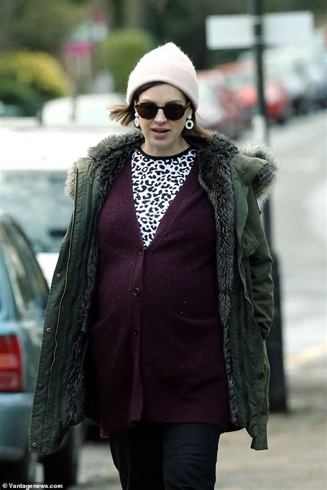 I rollerna jessica raine jenny agutter pam ferris miranda hart judy parfitt, med flera. Call The Midwife's Jessica Raine showcases baby bump on ...