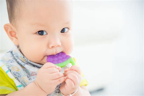Poussée dentaire symptômes âge comment soulager bébé