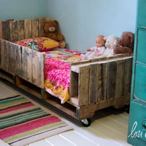 Palettenbett selber bauen oder kaufen bett aus aus paletten kann man fast alles zaubern! DIY: Kinderbett aus Paletten | Diy palettenmöbel ...
