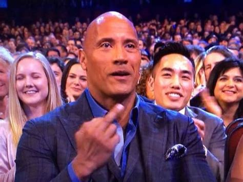 Peoples Choice Awards 2017 Dwayne ‘the Rock Johnson Gave Kevin Hart