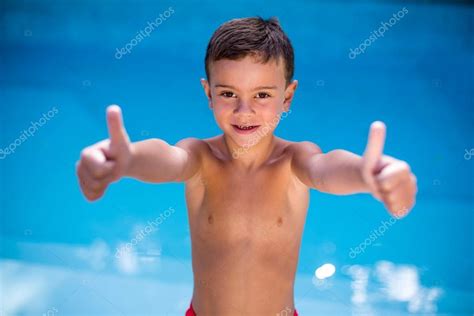 수영장에서 몸짓 벗은 소년 — 스톡 사진 © Wavebreakmedia 106125308