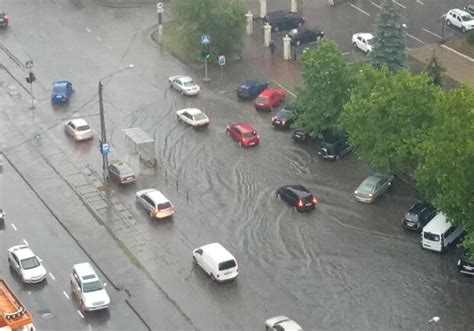 С зонтом в маршрутке и потоп в отделении полиции: В Одессе традиционно затопило улицы (фото) - Одесса Vgorode.ua