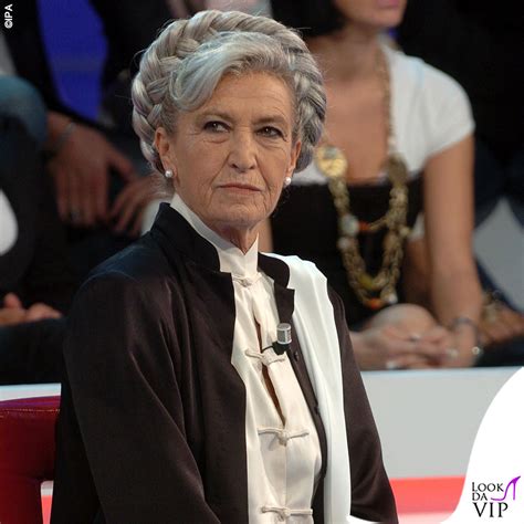 Barbara alberti ha dei capelli che fanno incantare tutti ed in molti si chiedono se l'acconciatura sia fatta di capelli finti o se sono capelli veri. L'"incoronazione" di Barbara Alberti: la treccia spopola ...
