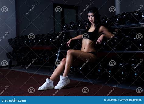 Donna Sportiva Sexy Che Fa Esercizio Di Forma Fisica Di Potere Alla Palestra Di Sport Bella