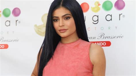 Kylie Jenner Thousands Of Her Fans Celebrate Sugar Factory Orlando