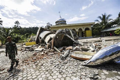 A földrengések általában a földkéregben felgyülemlett energia felszabadulásakor keletkező lökéshullámok. Erős földrengés Indonéziában