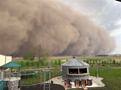 Violent Storms Blast Upper Midwest With Hurricane Force Winds Dust