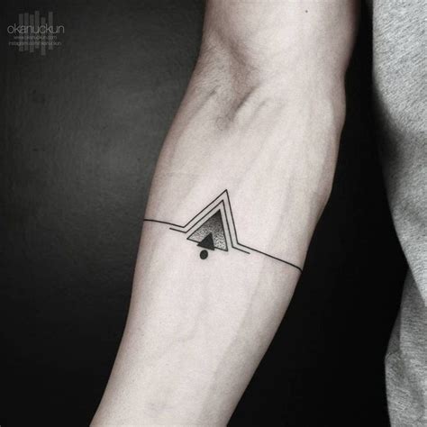 Le petit tatouage homme est une excellente option même pour les messieurs qui misent généralement sur les manchettes. Petit tatouage homme : plus de 50 idées des plus beaux dessins