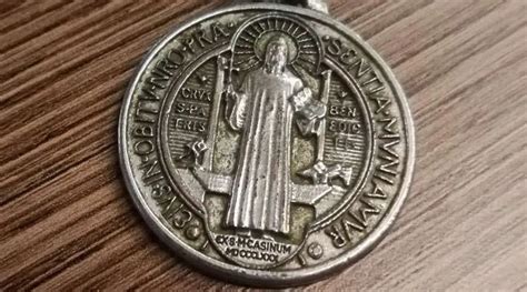 Este é o significado da medalha de São Bento Paróquia Senhor Bom Jesus