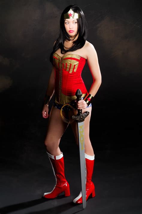 Galery Foto Cosplay Superhero Cantik Wonder Woman Yang Diperankan Gal Gadoot Wawasan Eureka