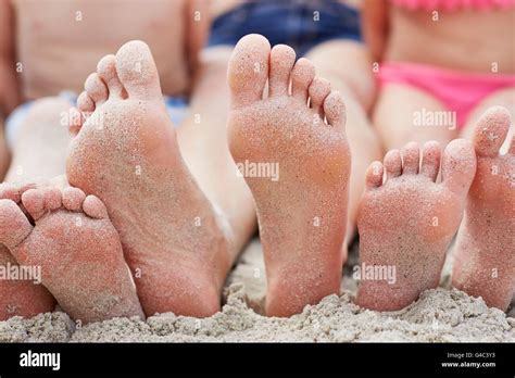 Modell VerÖffentlicht Familie Am Strand Fokus Auf Nackten Füßen Sitzen Stockfotografie Alamy