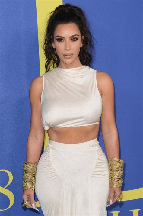 Kim Kardashians Size 7 Feet Scratch Carpet At Cfda Fashion Awards
