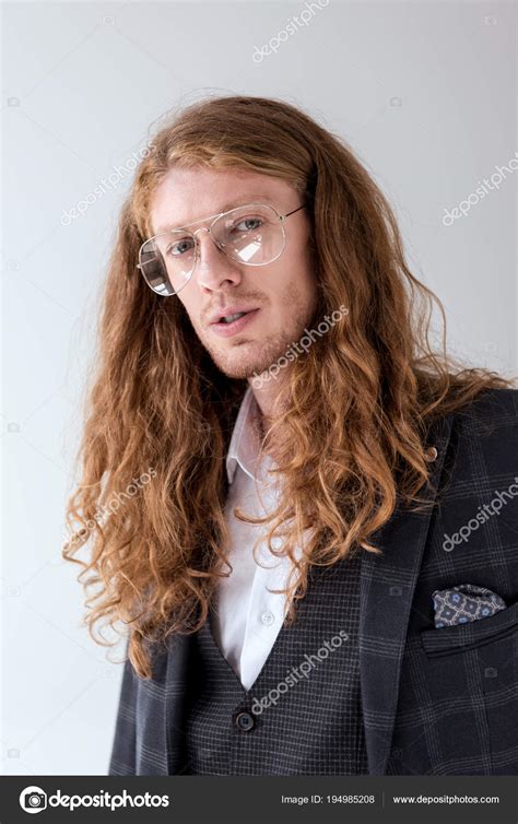 retrato hombre negocios con estilo con pelo rizado mirando cámara fotografía de stock © n