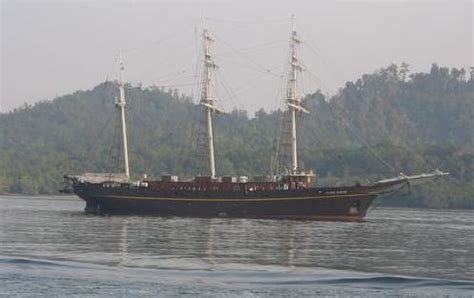 The custom on saving lives at sea. ~ketualanun~: Undang Undang Laut