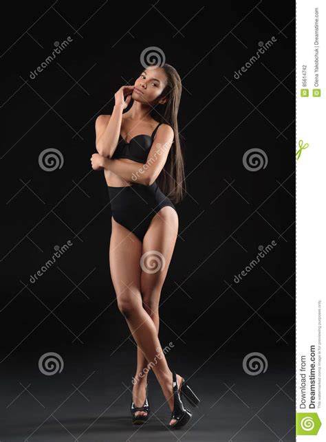 giovane donna adatta del mulatto in biancheria sexy fotografia stock immagine di mutandine