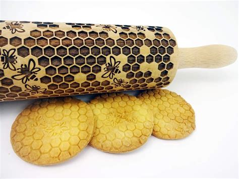 Honeycomb Embossing Rolling Pin Laser Engraved Rolling Pin With Bees