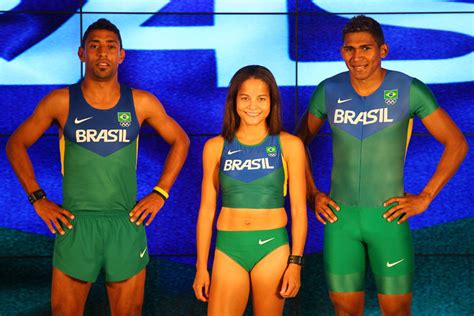Um avestruz com o uniforme da argentina. Os uniformes do Brasil em Londres - Lilian Pacce