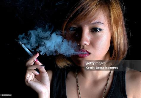pretty asian girl smoking cigarette stock foto getty images