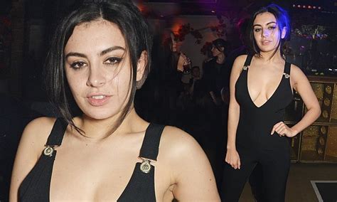 Charli Xcx Shows Off Her Incredibly Ample Assets At 2016 Nme Awards