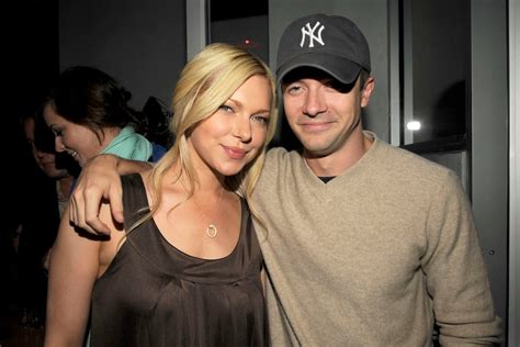 Heres The Advice Topher Grace And Laura Prepon Gave The Actor Who Plays Their Daughter On ‘that