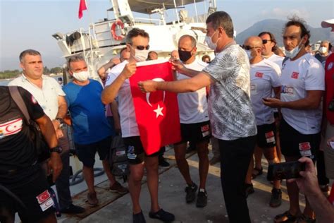 Kktc bayrağı kıbrıslı türk ressam emin çizenel tarafından hazırlanmıştır. Eski Bakan Tüzmen ile 5 sporcu, Mersin'den KKTC'ye yüzerek ...