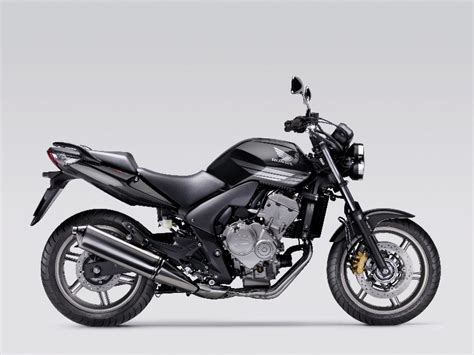 The honda cbf600sa is a great step up from the 250 and we take it to the track to see what type of power and handling it posses. HONDA CBF600 - Review and photos