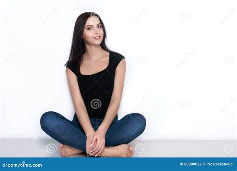 femme aux pieds nus dans la tenue de détente se reposant sur le plancher photo stock image du