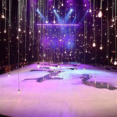 Marcjacobs Transformed The Hammerstein Ballroom Stage Into A Runway With Hundreds Of Light