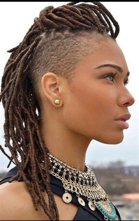 The faux hawk hairstyle also known as the fohawk copies the style of a mohawk, but with tapered or razor cut shaped sides and without shaving the sides bald. 63 Superb Mohawk Hairstyles for Black Women - New Natural ...