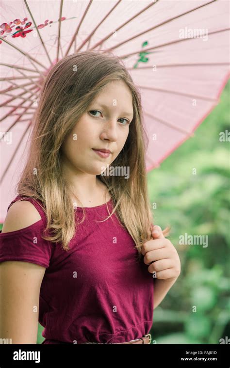 12 year old girl fotografías e imágenes de alta resolución Alamy