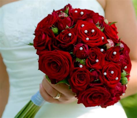 Extending red flowers is the best way to exhibit one's most inhibited feelings. Wedding Bouquet: Red Rose bouquets for weddings