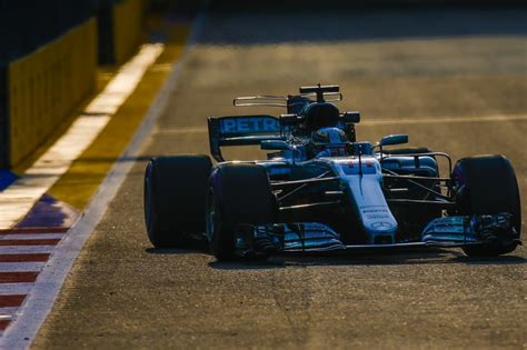 Hamilton Feels Mercedes Wont Fix Weaknesses On 2017 F1 Car