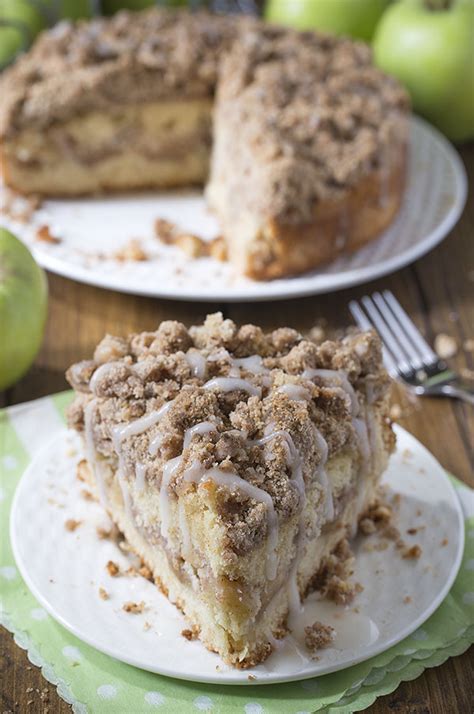 Super Delicious Cinnamon Apple Crumb Cake Recipe