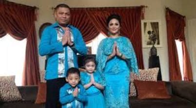 Raffi ahmad dan nagita slavina. 55+ Model Baju Lebaran Untuk Keluarga Artis Terbaru 2020, 100%