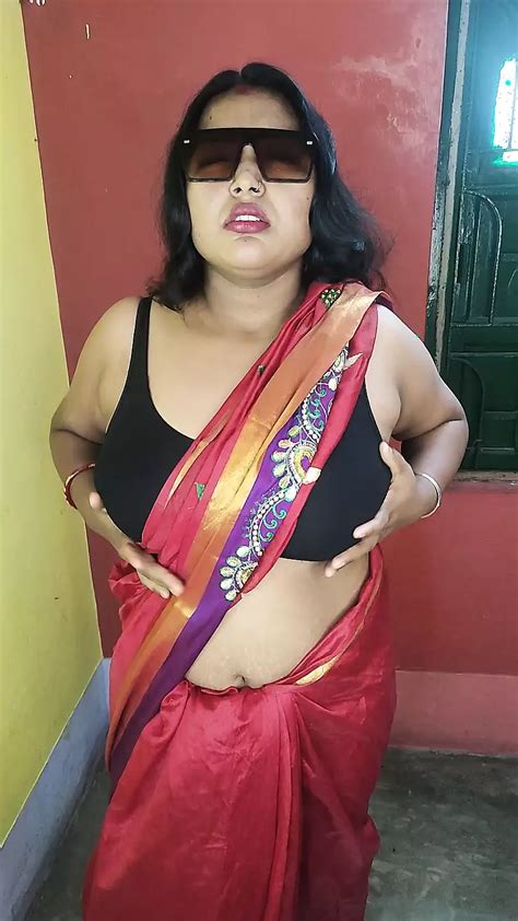 Geile Indische Prachtige Stiefmoeder Toont Haar Oksels En Speelt Met